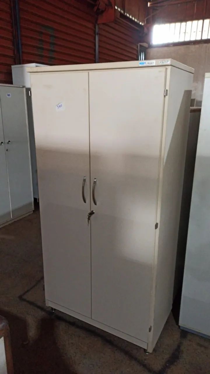 Armário de madeira com portas e prateleiras reguláveis
