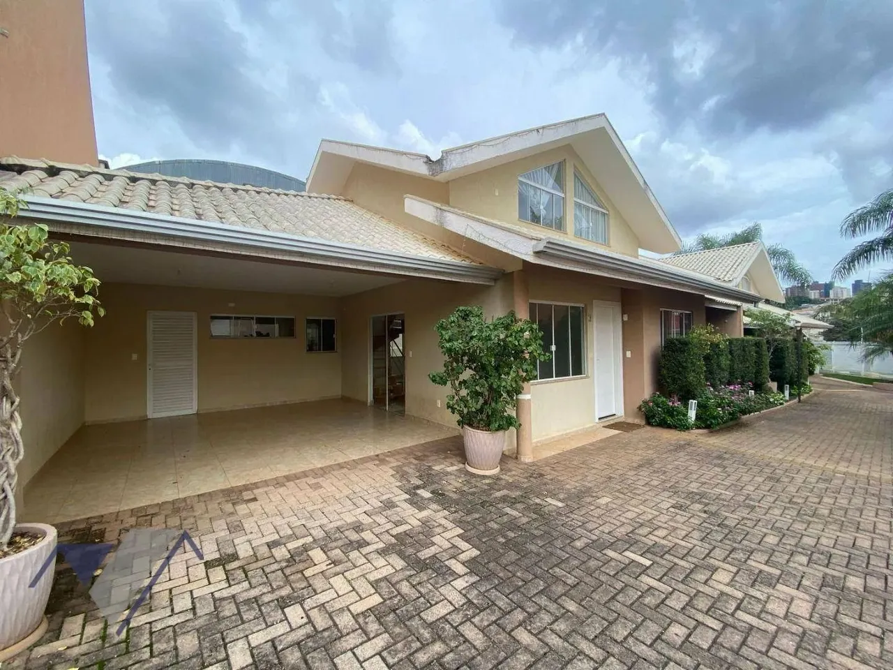 Casa com 3 dormitórios para alugar, 180 m² por R$ 6.780,00/mês - Country - Cascavel/PR