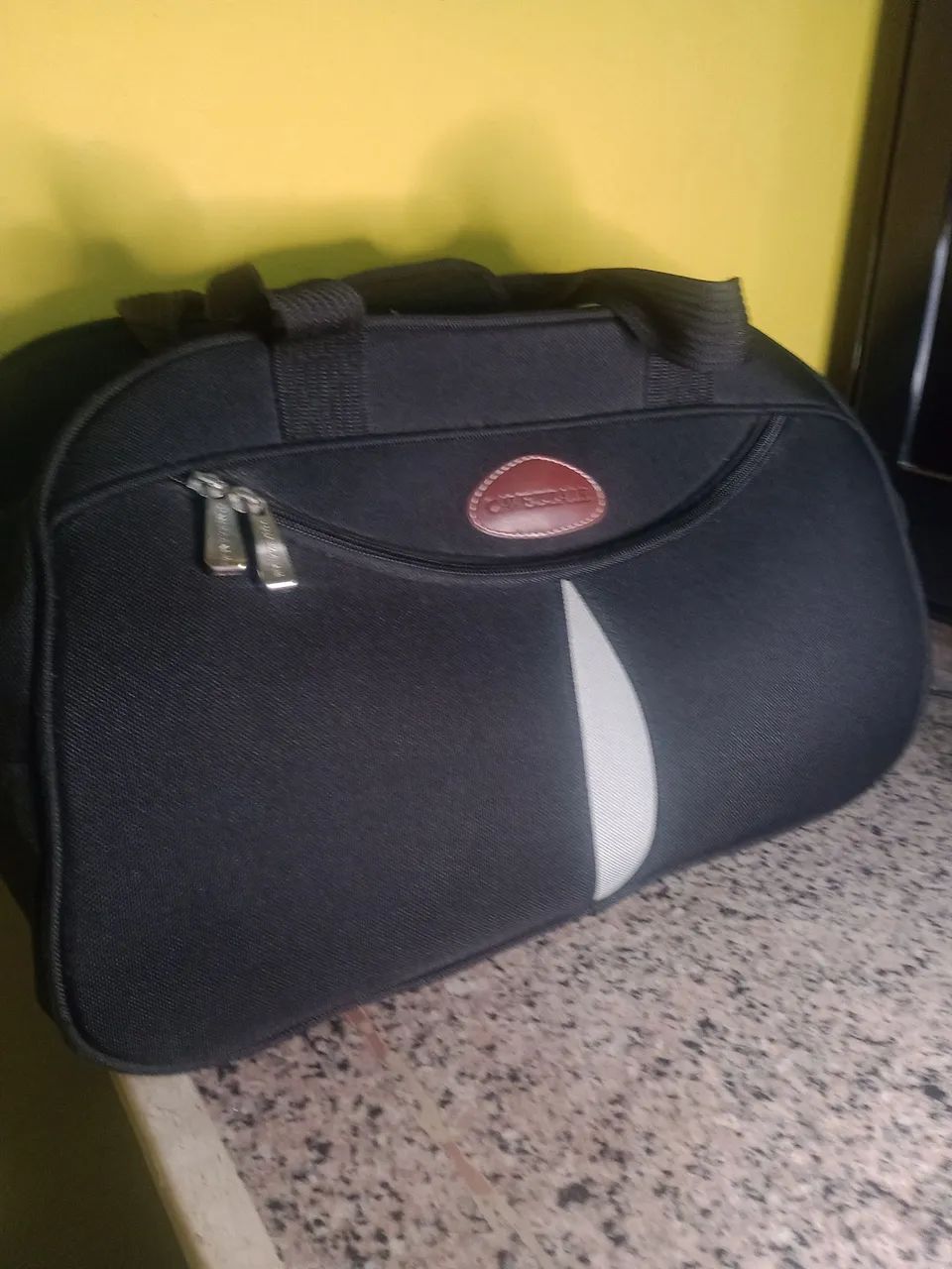 Bolsa de mão preta com detalhe