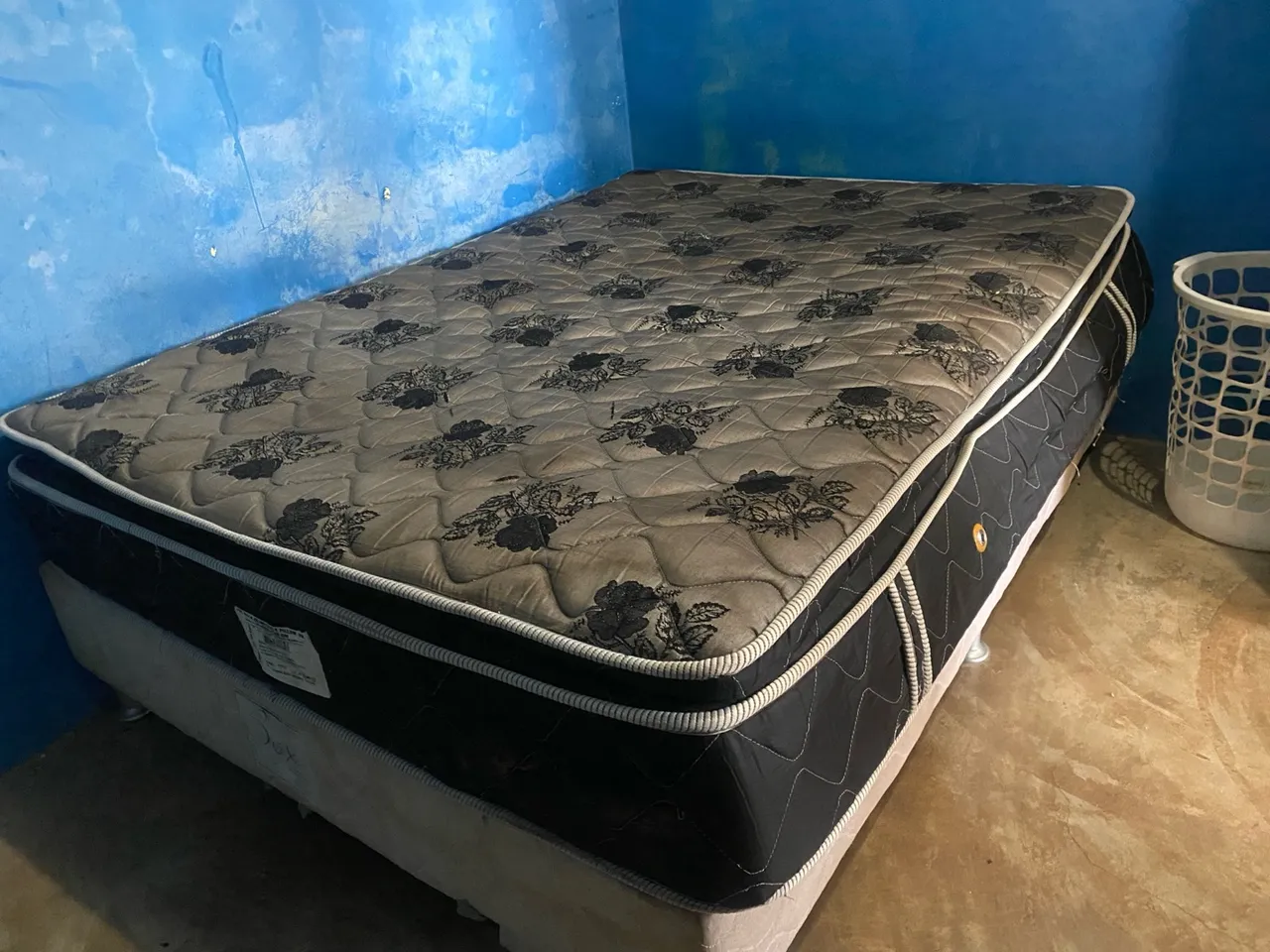 Vende-se Cama box casal ,