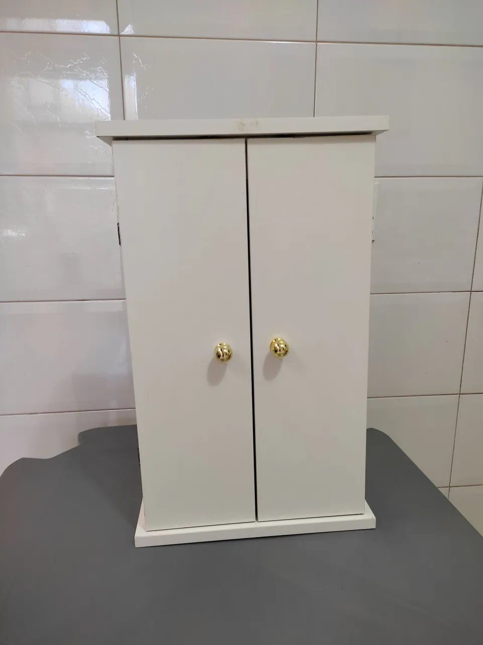 Armário Decorativo Branco com Puxadores Dourados
