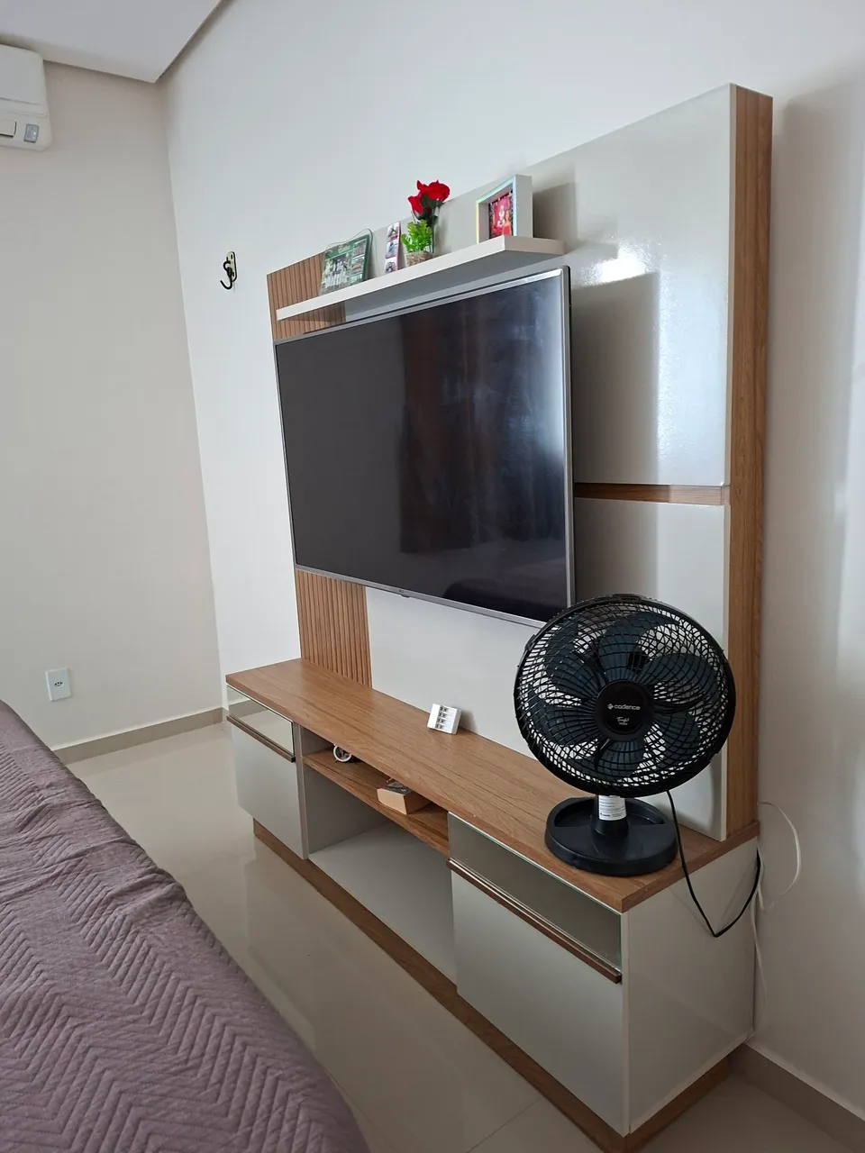 Painel de TV moderno com prateleira e nichos