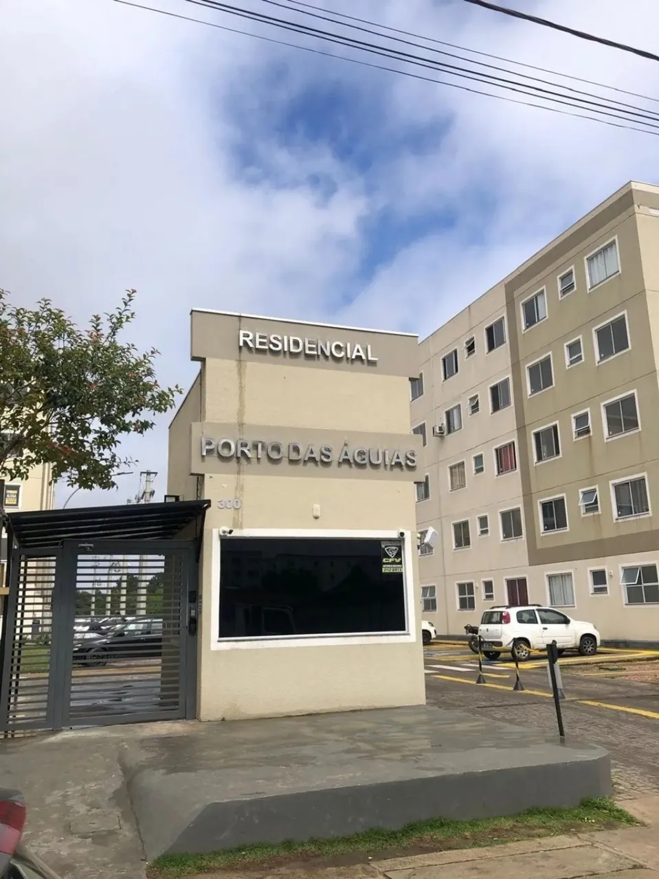 Apartamento 2 quartos, living espaçoso e vaga de garagem.