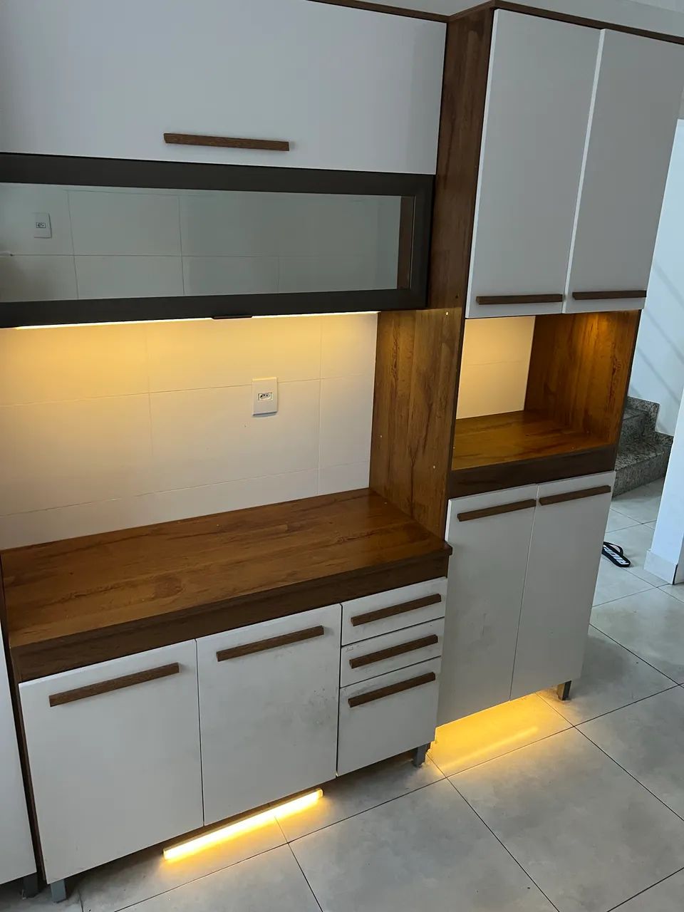 Título da OLX  Armário de Cozinha Grande 2,25x2,25 com LED e Vidro Semi Novo - Foto 2