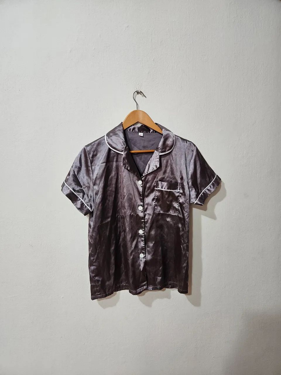 Conjunto de blusa e short de cetim para dormir