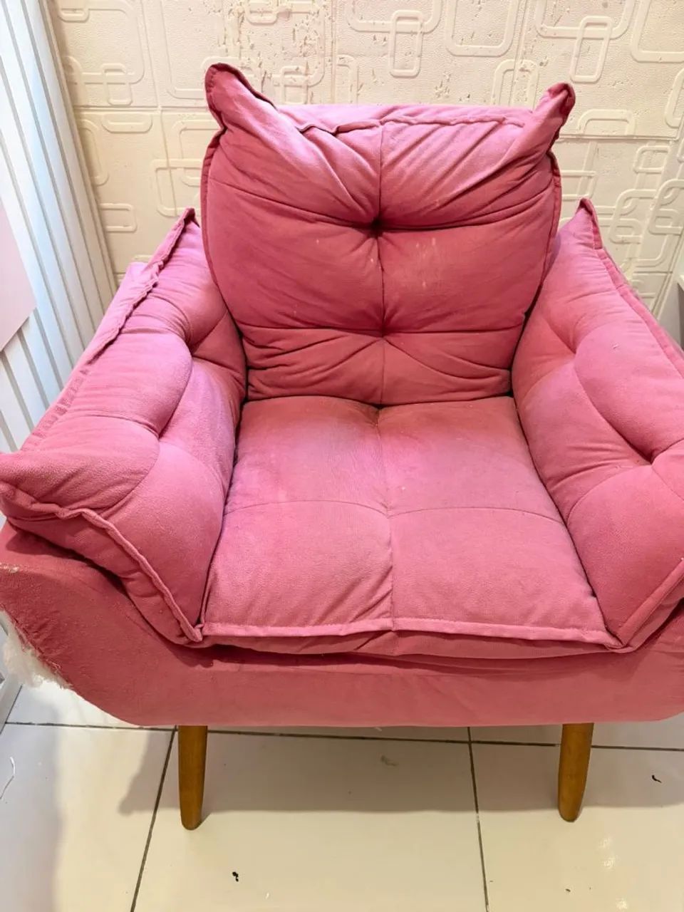 Poltrona rosa acolchoada