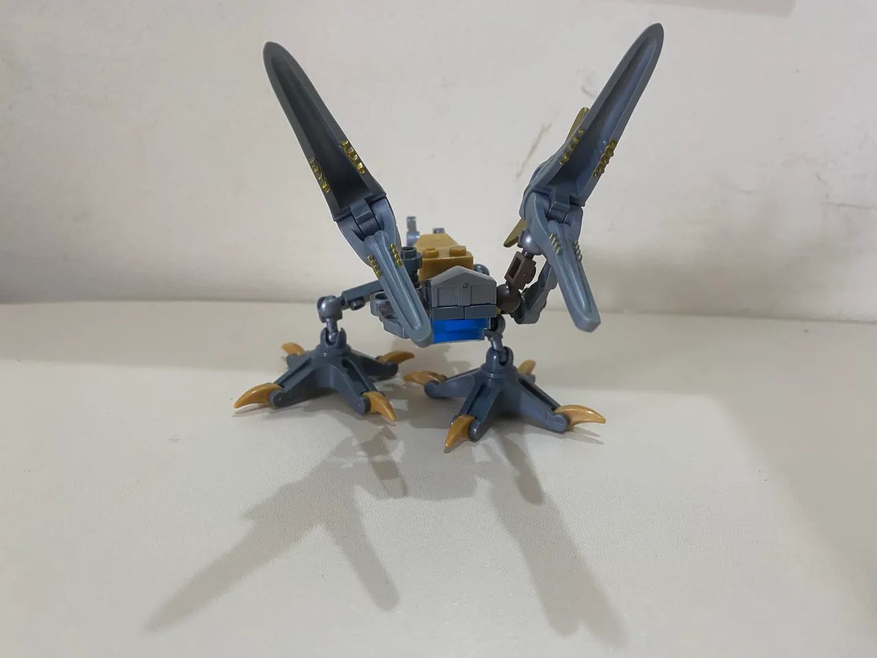 lego dinossauro articulado cinza e dourado - Foto 3