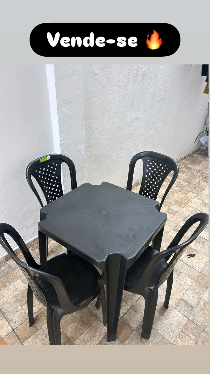 Jogo de Mesa de Plástico com 4 Cadeiras - Centro / Retirada Hoje