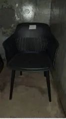 Cadeira preta em ótimo estado