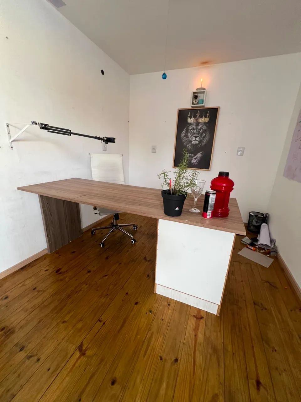 Mesa de escritório com gavetas 