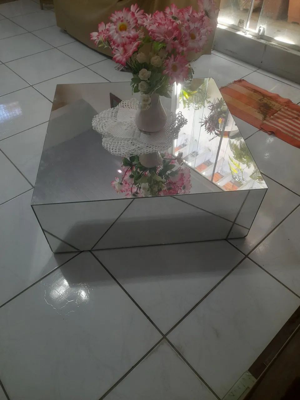 Vendo mesa de centro 80×80 ×30  toda espelhada em perfeito estado 