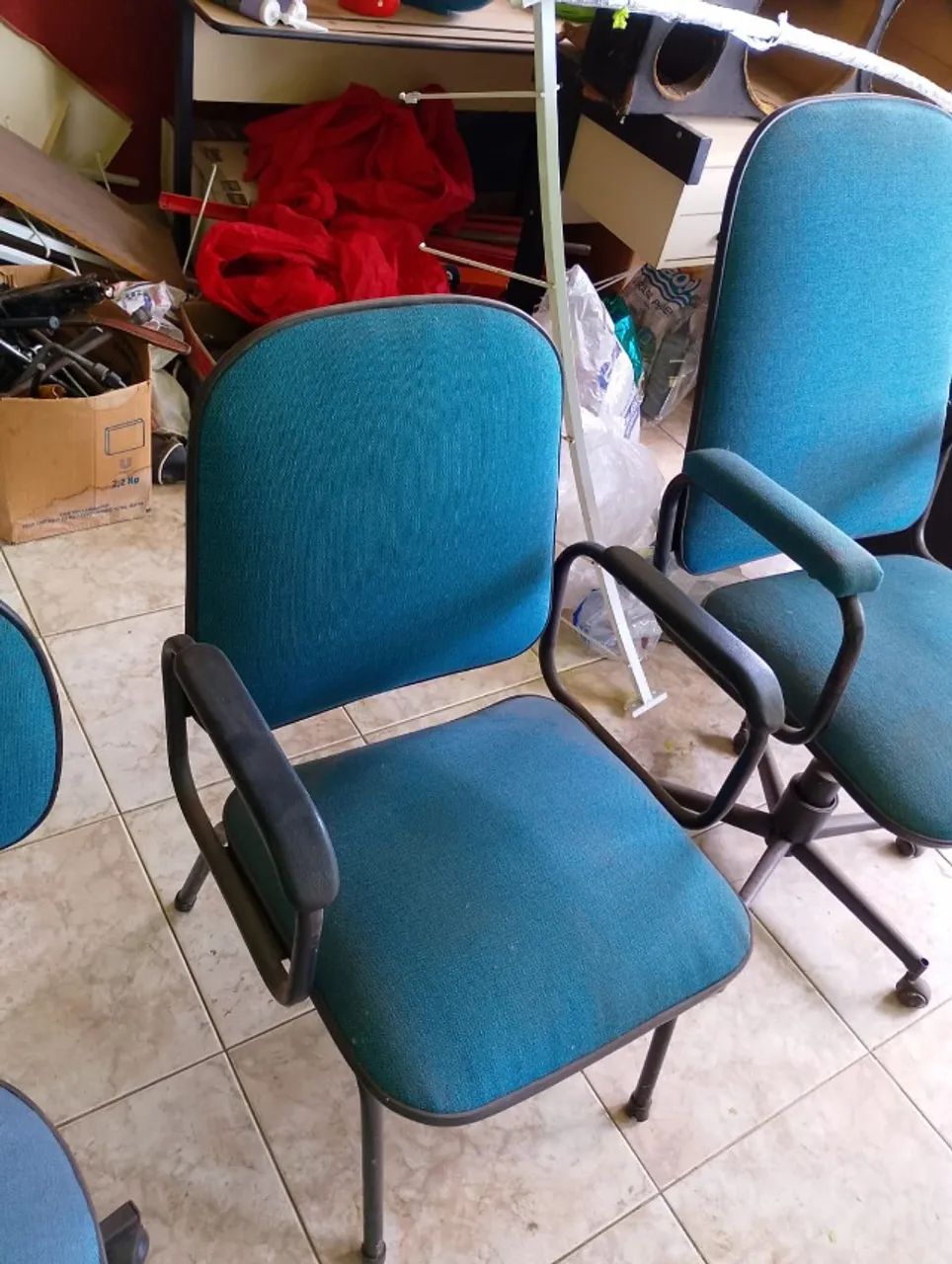 Cadeiras de escritorio uma com rodinhas e outra sem - Foto 4
