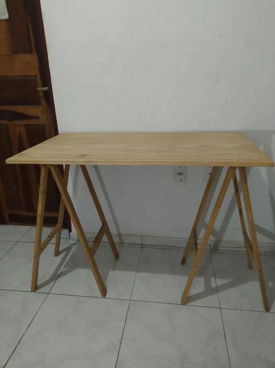 Mesa composta de base e cavaletes em pinus.