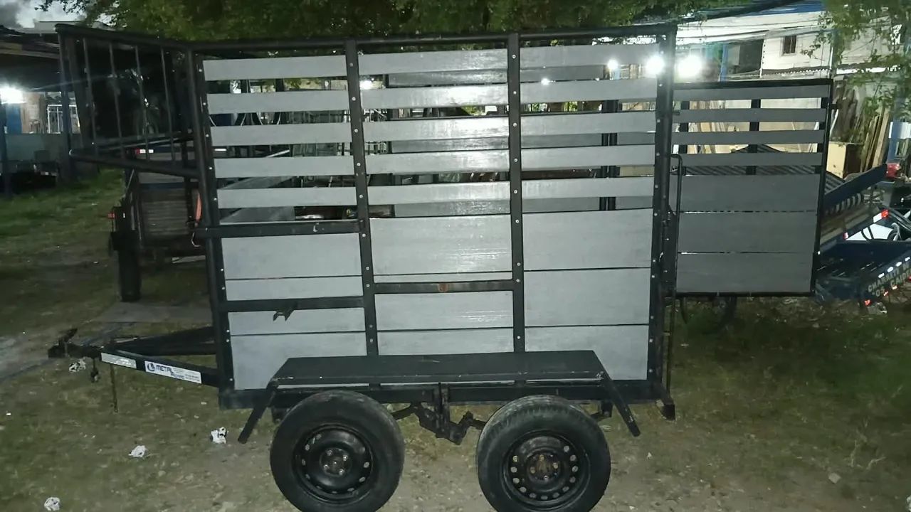 Reboque de dois eixos pra dois cavalos porta lateral  - Foto 3