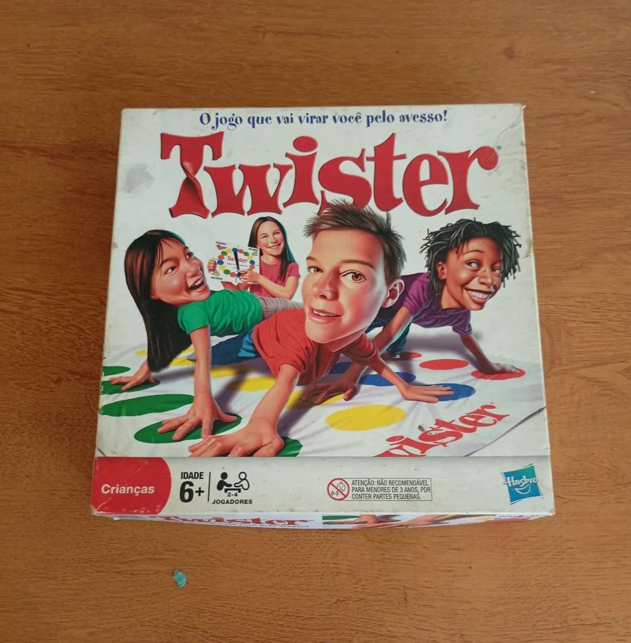jogo de tabuleiro clássico Twister da marca Hasbro