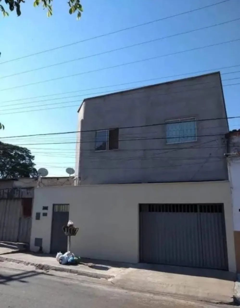 Aluga-se casa com garagem (leia o anúncio)