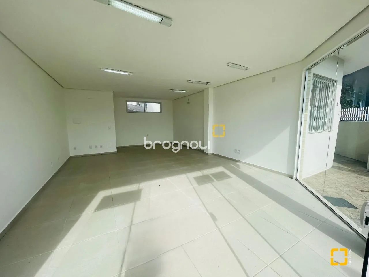 Oportunidade! Prédio com 2 apartamentos e 5 lojas comerciais, em Carianos, Florianópolis - Foto 3