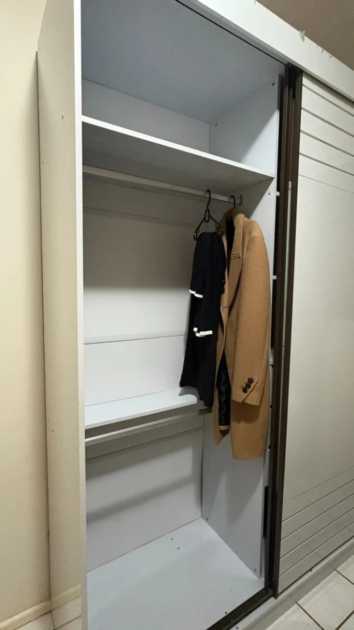 GUARDA-ROUPAS COM ESPELHO, PORTA DE CORRER