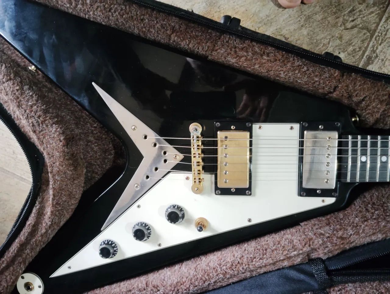 Guitarra Epiphone Flying V Coreana com captador Gibson e soft case - Foto 2