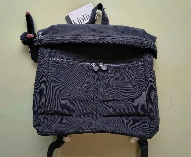Mochila Kipling preta super charmosa