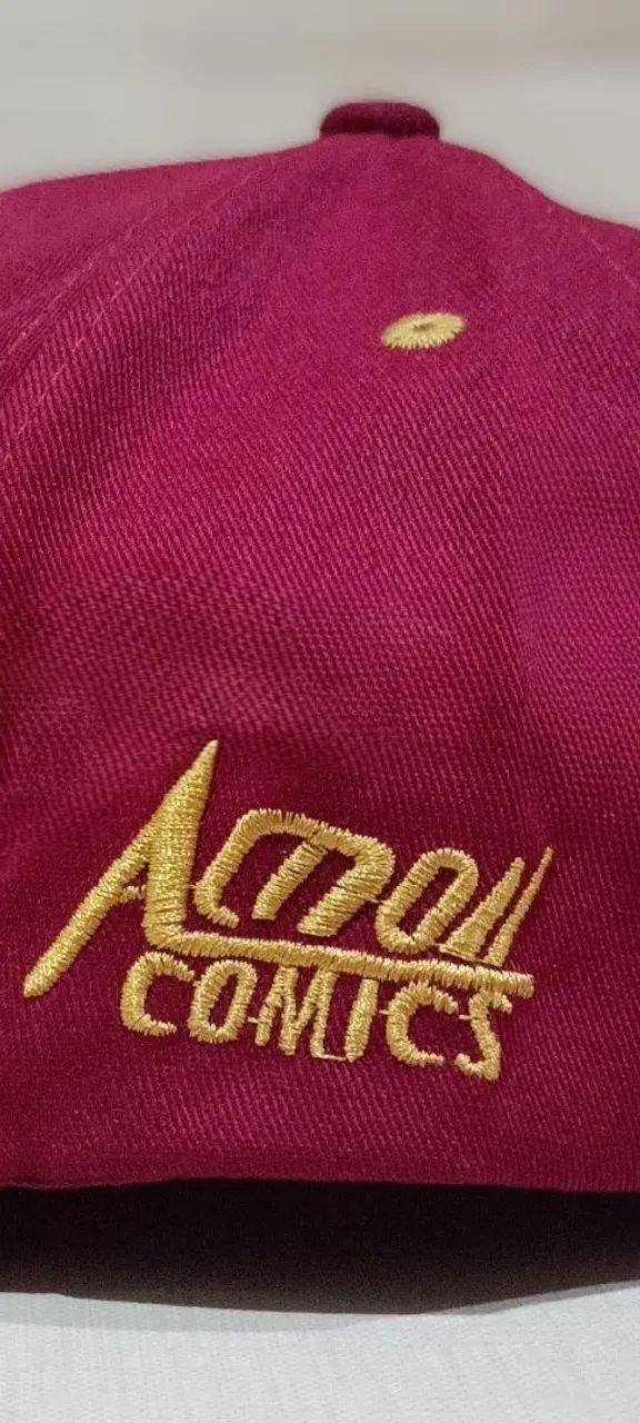 Boné Action Comics - Superman (Vinho, Logo Dourada) - Foto 3