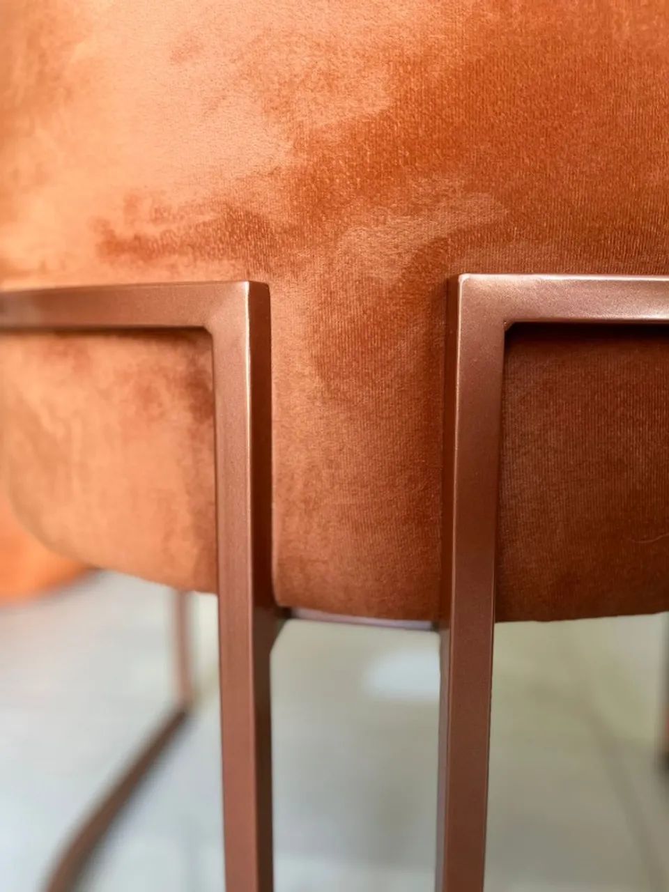 Sofá curvo cor terracota + duas poltronas - Foto 5