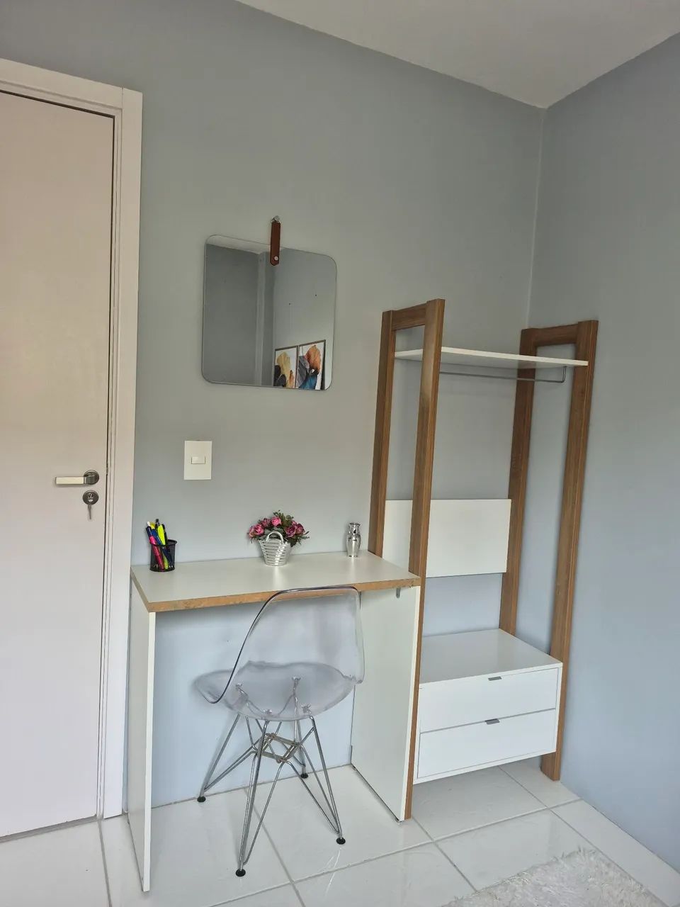 Vendo  closet com 1 prateleira 2 gavetas e 1 cabine na cor Branco Amêndoa
