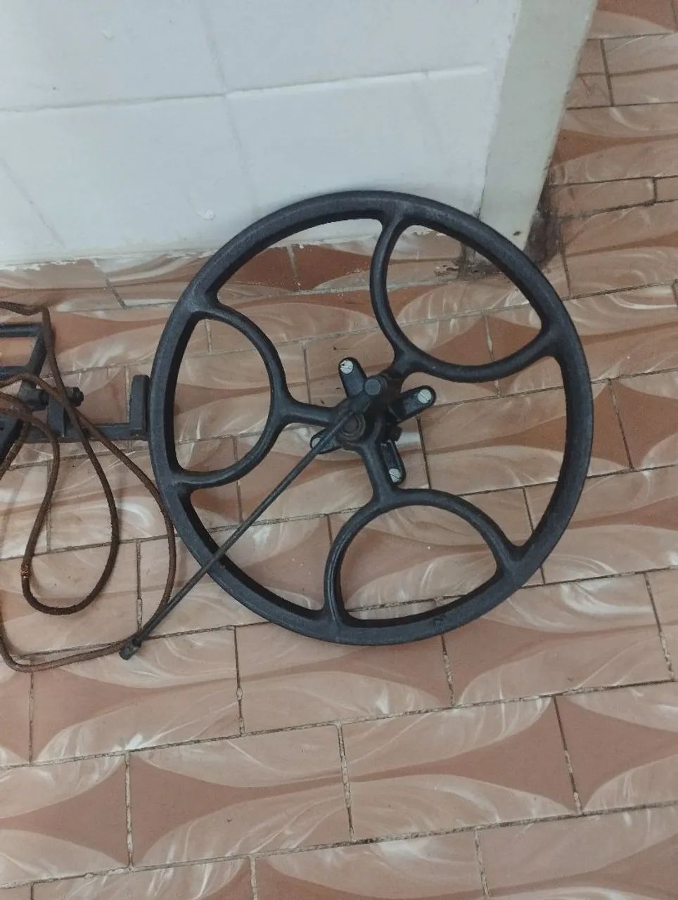 Roda e pedal de ferro da Máquina Singer - Foto 5
