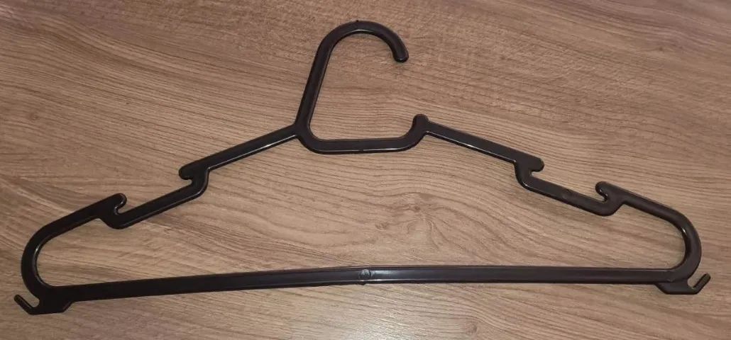 Kit Com 10 Cabides De Plástico Adulto Cor Preto - Foto 3