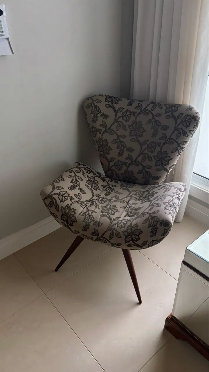 Poltrona Retrô com Pés de Madeira  - Foto 2