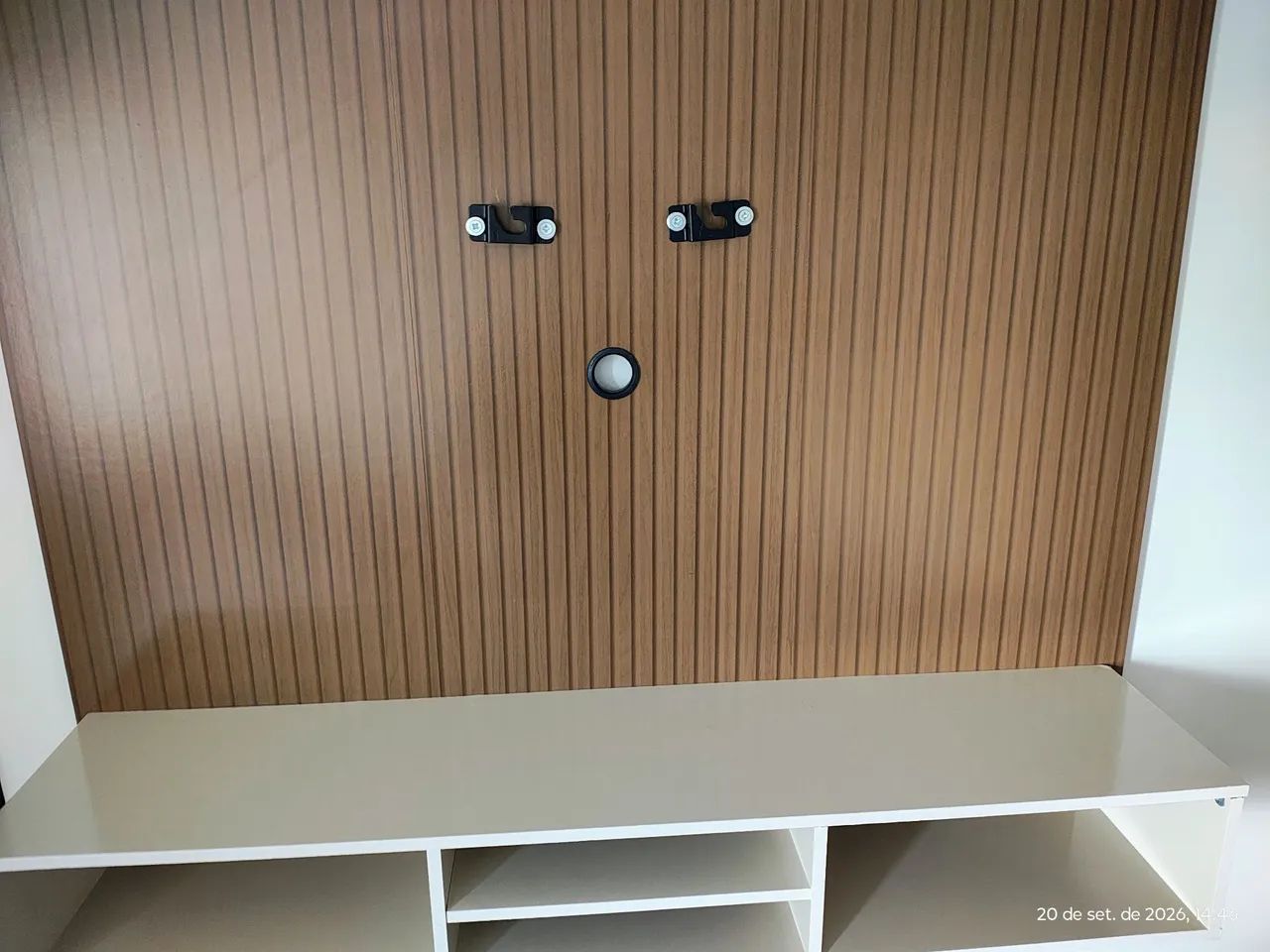 Painel Estante Para Tv Até 50 Polegadas Prateleira E Nicho Cor Ripado/off White - Foto 3