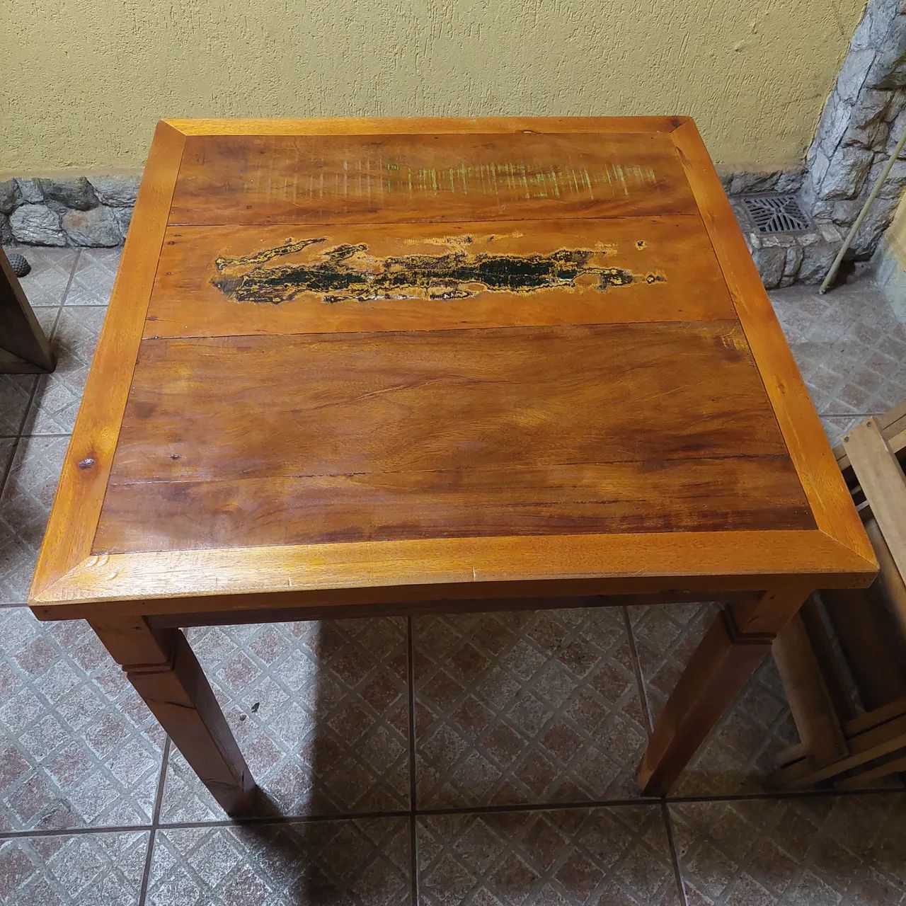 Mesa de madeira rústica envernizada 80x80cm - Foto 2
