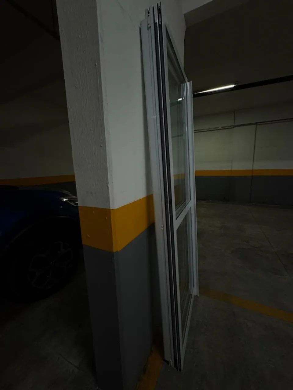 Portas de correr metálicas brancas com vidro - Foto 3