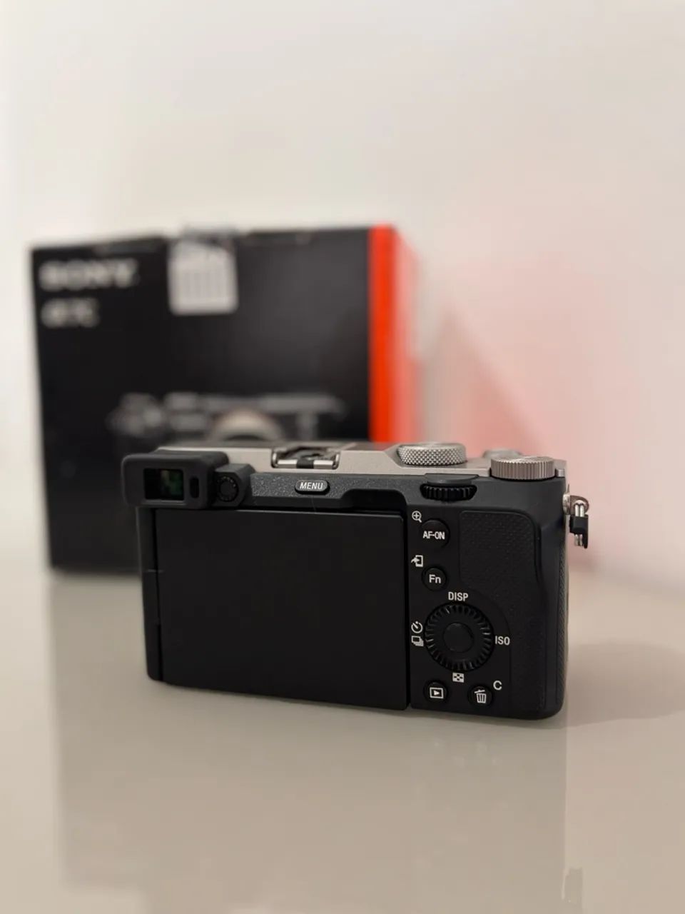 Vendo Câmera Sony A7C - praticamente nova - Foto 2
