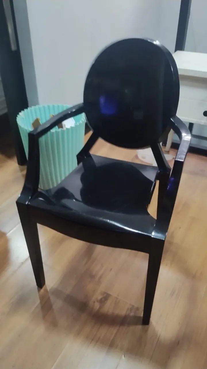 Cadeira preta de acrílico 