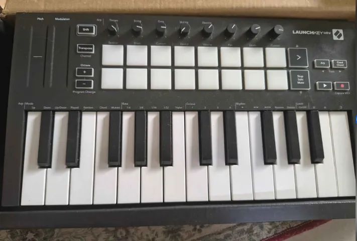 Controlador MIDI Novation Launchkey mini - Foto 2