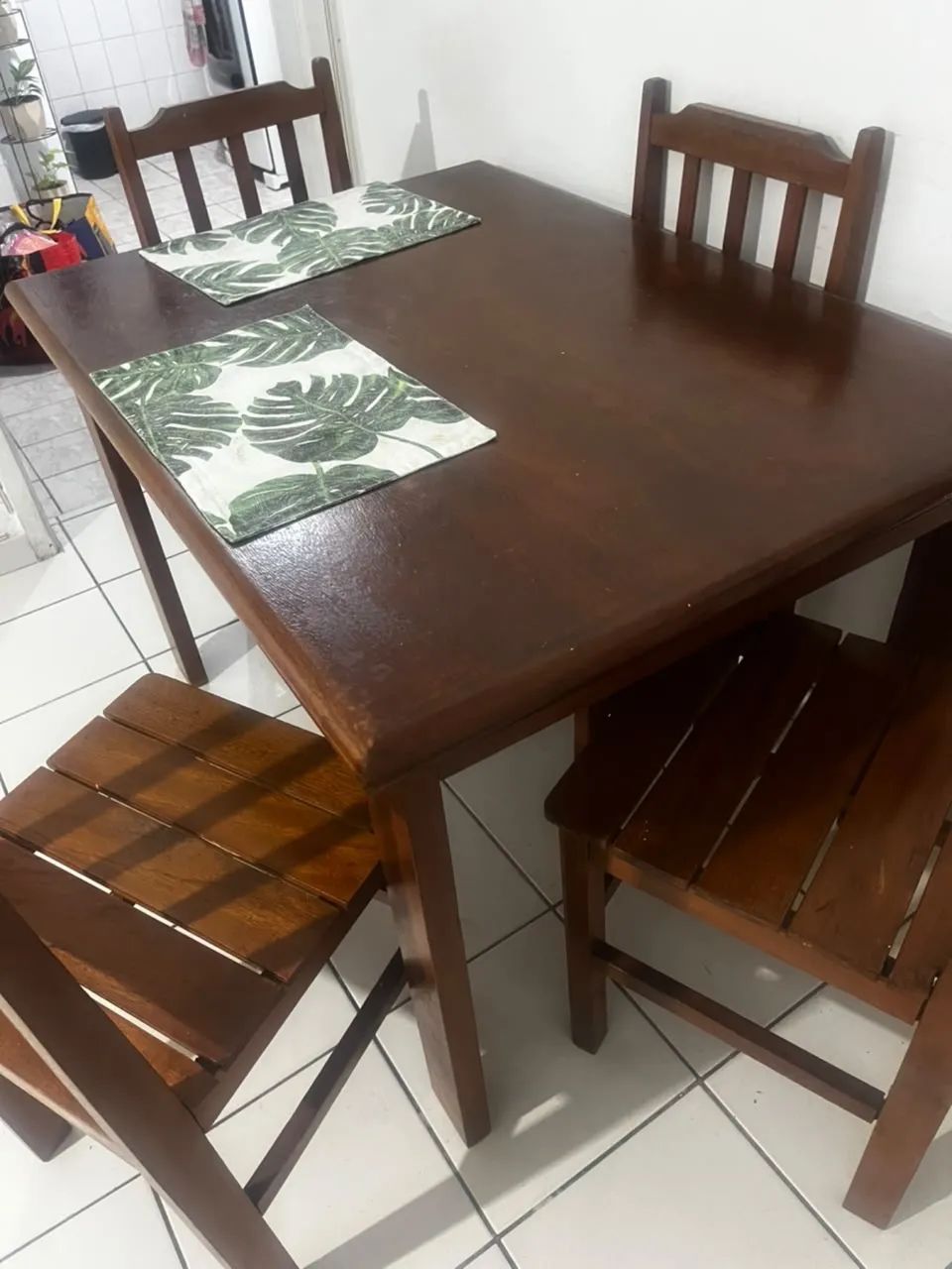 Mesa com quatro cadeiras de madeira - Foto 2
