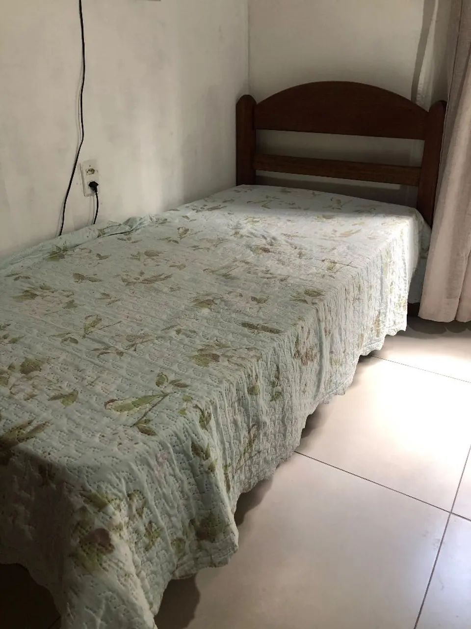 Cama de solteiro em madeira
