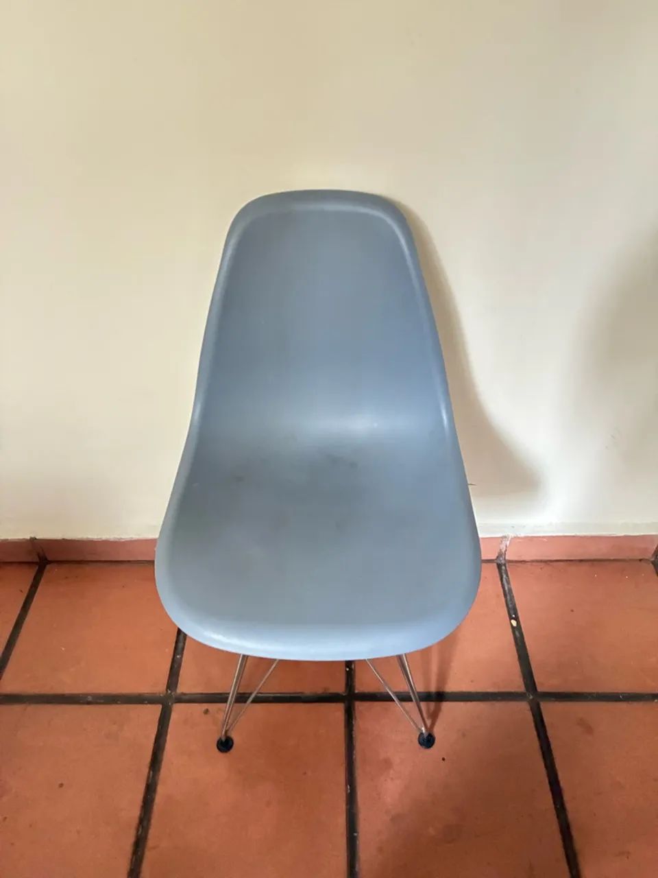 Kit com 4 Cadeiras de Plástico cinza - Foto 3