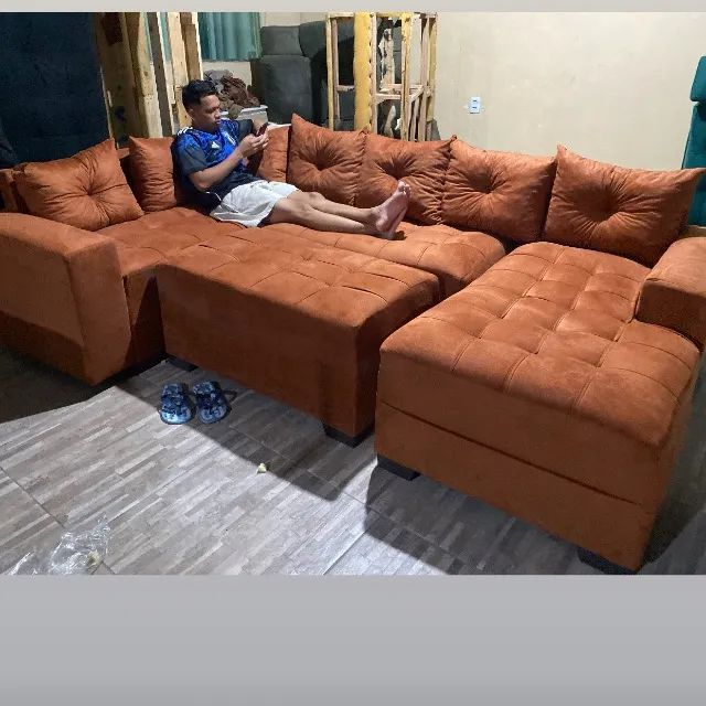 Sofá grande. 7 almofadas. Puff grande 