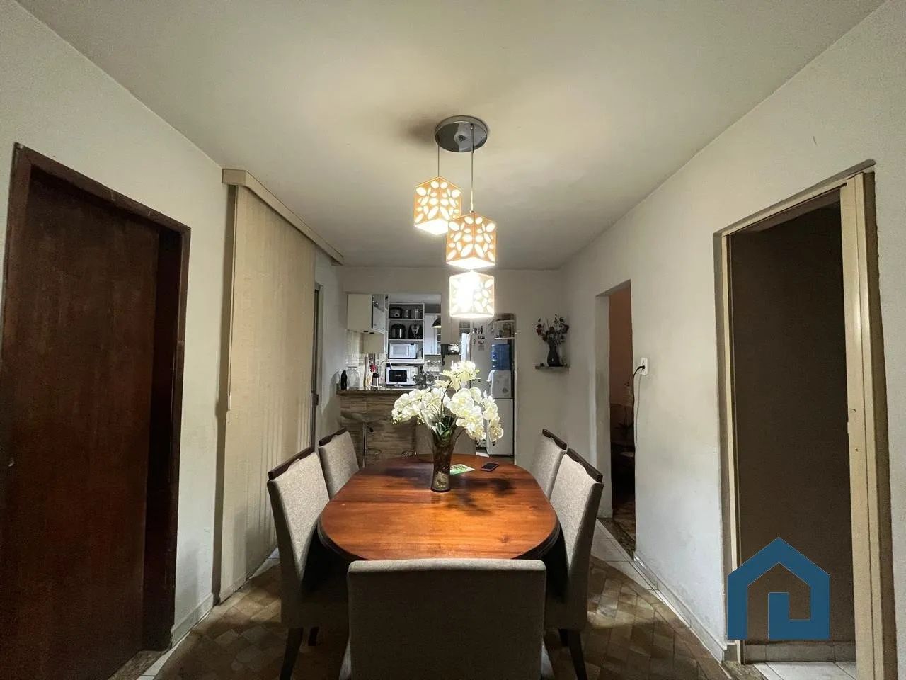 Casa ampla com piscina, varandas e três barracões - Foto 4