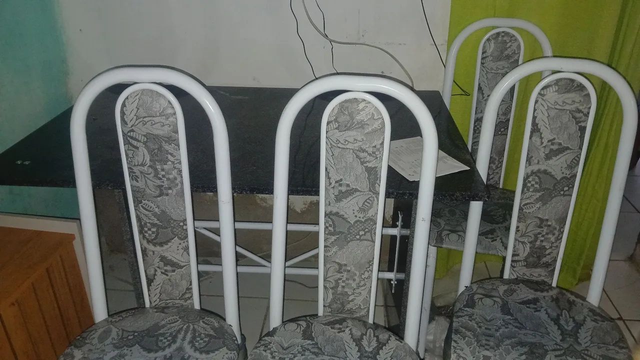 Mesa toda de mármore com 4 cadeiras comprada menos de 1 ano e em perfeita condições  - Foto 3