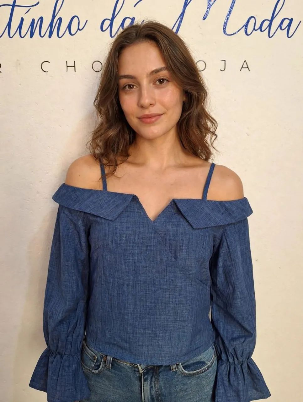 Blusa azul ombro a ombro