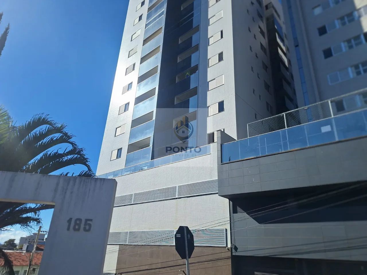 Excelente apartamento com área privativa e 2 vagas - Foto 2