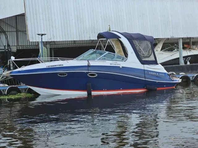 Lancha  Four Wins com 28,5 pés, motor V8 com 328 Hp ano 2011