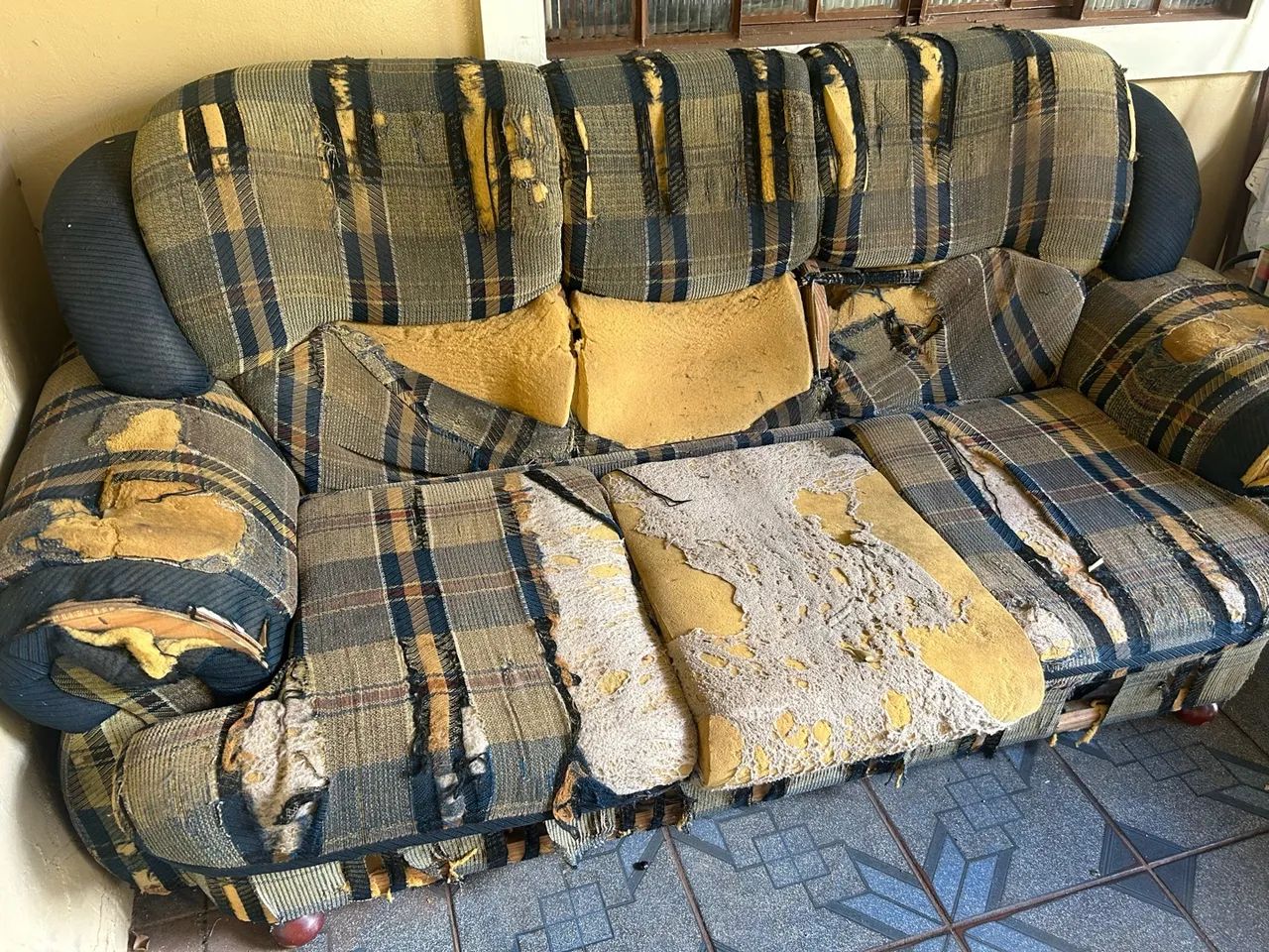 Sofá antigo para quem precisa  - Foto 5