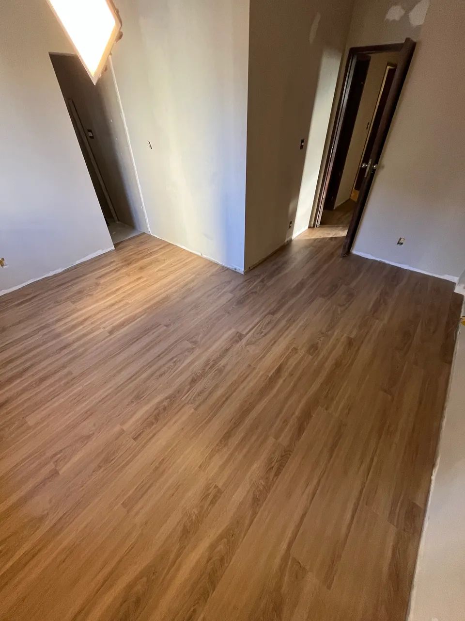 Instalação de piso vinílico laminado e rodapé  - Foto 4