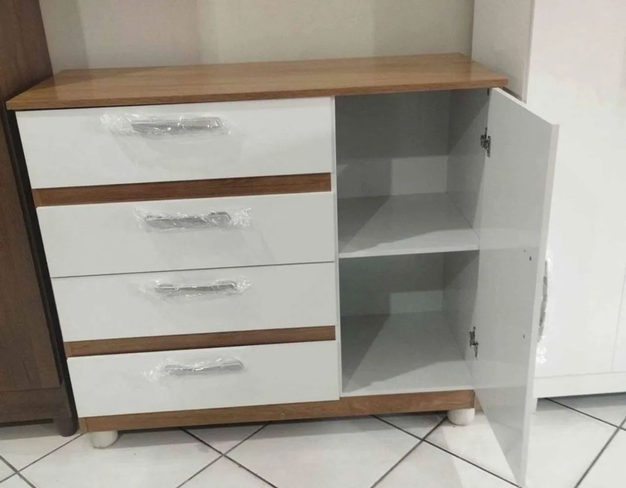 Cômoda Zaqueu com 4 gavetas e 1 porta toda no MDF 
