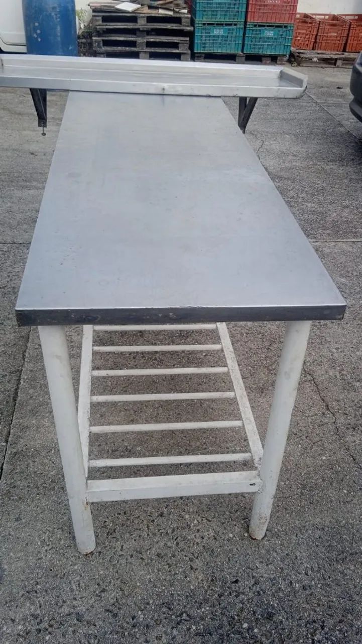 Mesa/Bancada de inox industrial em bom estado 