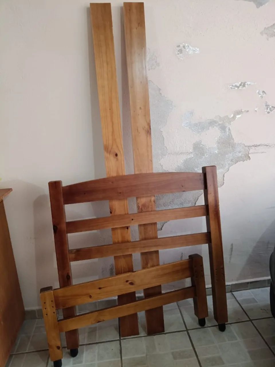 Cama de Solteiro madeira maciça (sem o colchão), super nova - Foto 2